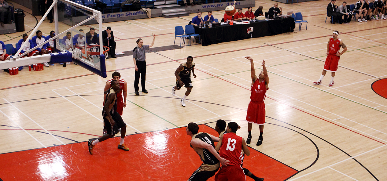 Bristol Flyers basketball player Greg Streete shoots a freethrow